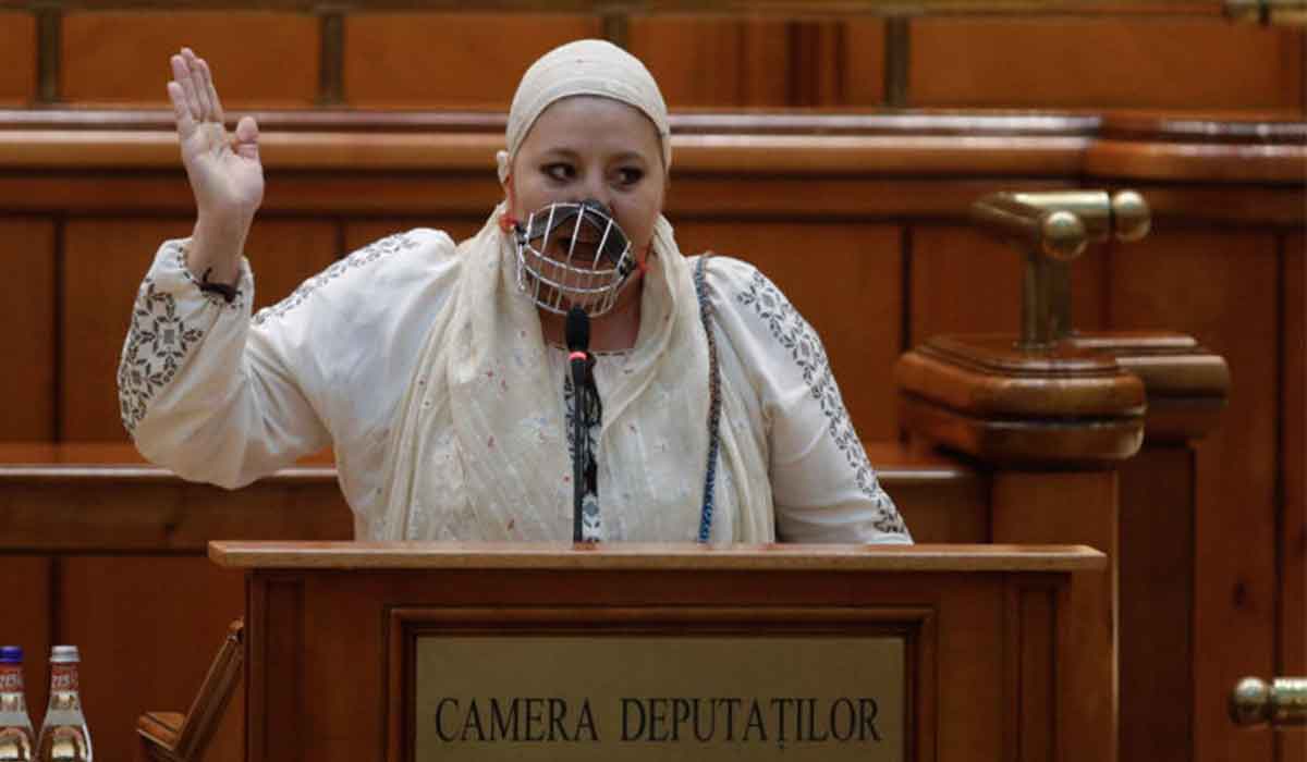Presa italiana, uluita de Sosoaca: „Senator antivaccinare, cu masca lui Hannibal Lecter in Parlament”
