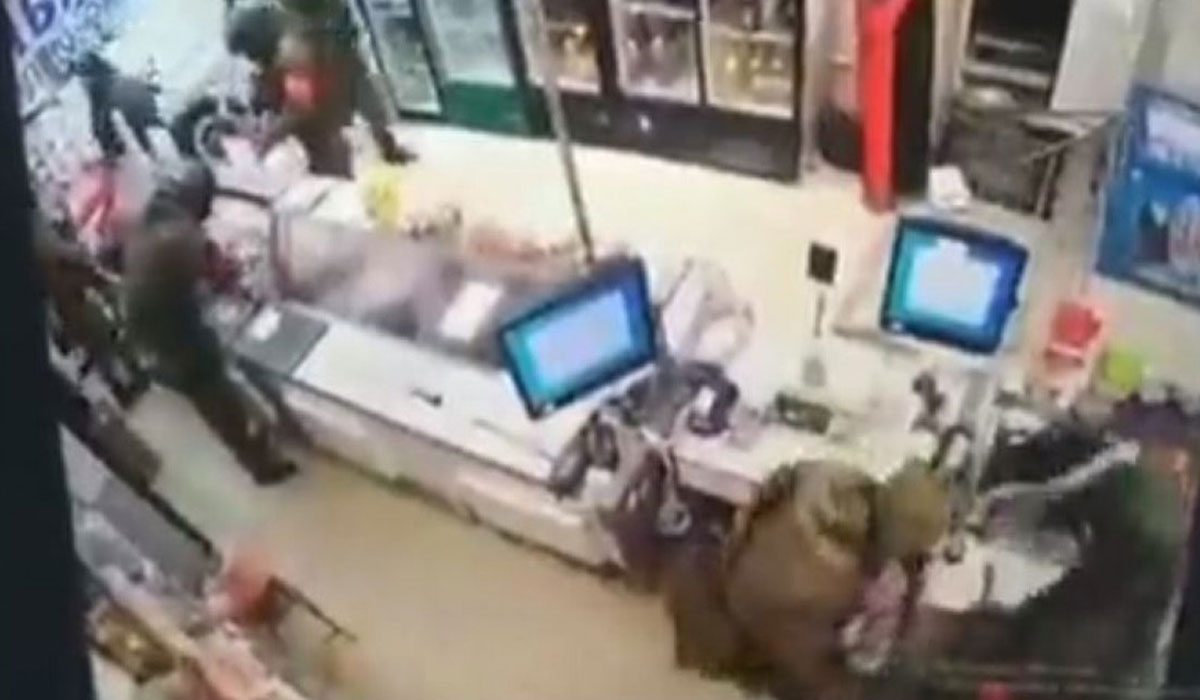 Cativa soldati rusi filmati in timp ce fura dintr-un magazin din Ucraina