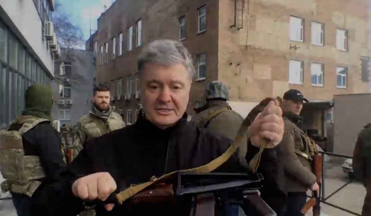 Fostul presedinte ucrainean Petro Porosenko, cu un Kalasnikov in mana pe strazile din Kiev.
