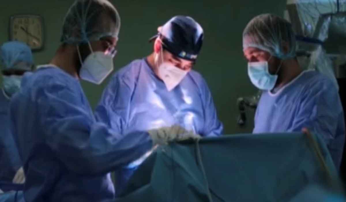 Operatie extrem de rara la Iasi. Un tanar de 37 de ani a inceput sa mearga din nou dupa ce a fost operat de o tumora de aproape 7 cm.