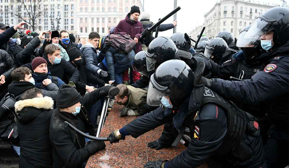 Proteste violente in Rusia! Manifestatii batuti si arestati