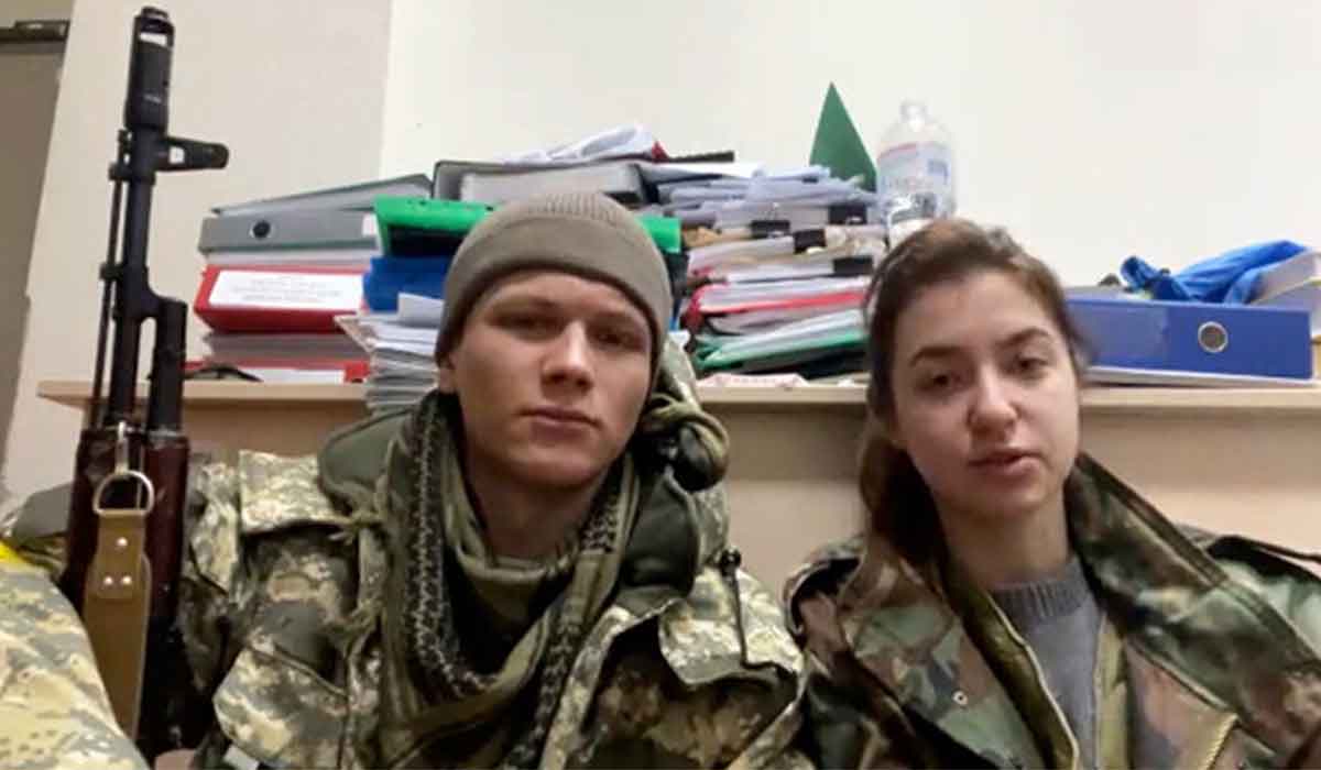 Doi tineri proaspat casatoriti isi petrec luna de miere luptand pentru Ucraina