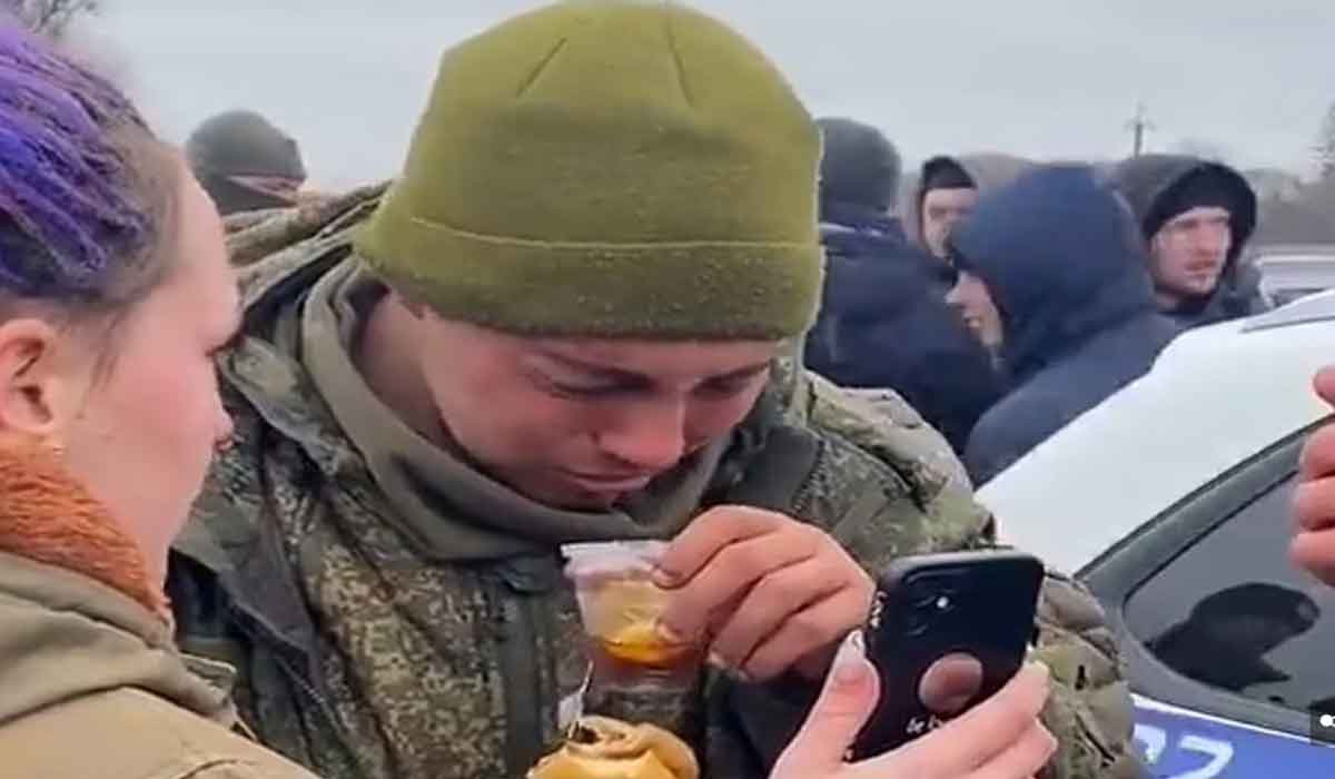 Un tanar soldat, capturat din fortele lui Putin, plange in timp ce vorbeste cu mama sa la telefon dupa ce a fost mangaiat si hranit de femeile ucrainene