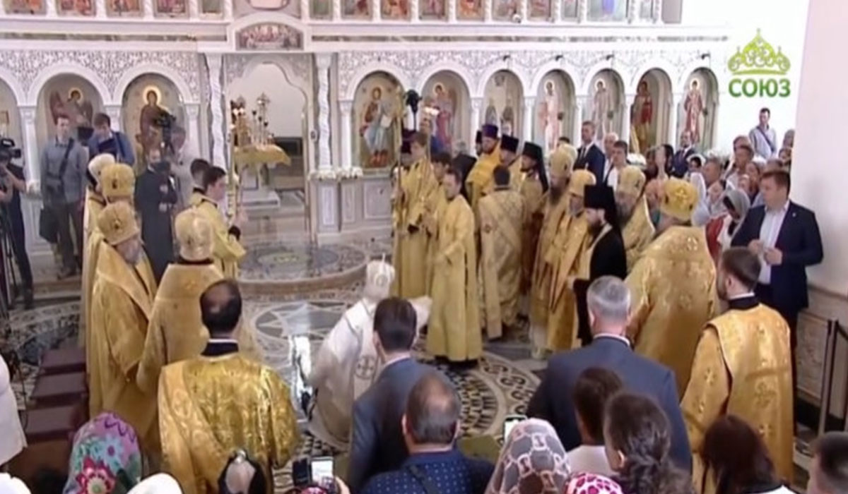 Un semn divin? Patriarhul Kiril al Rusiei a alunecat si a cazut in timp ce sfintea o biserica