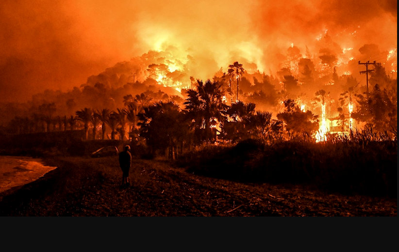 Imagini de cosmar din iadul de foc din Grecia. Sute de pompieri se lupta cu incendiile