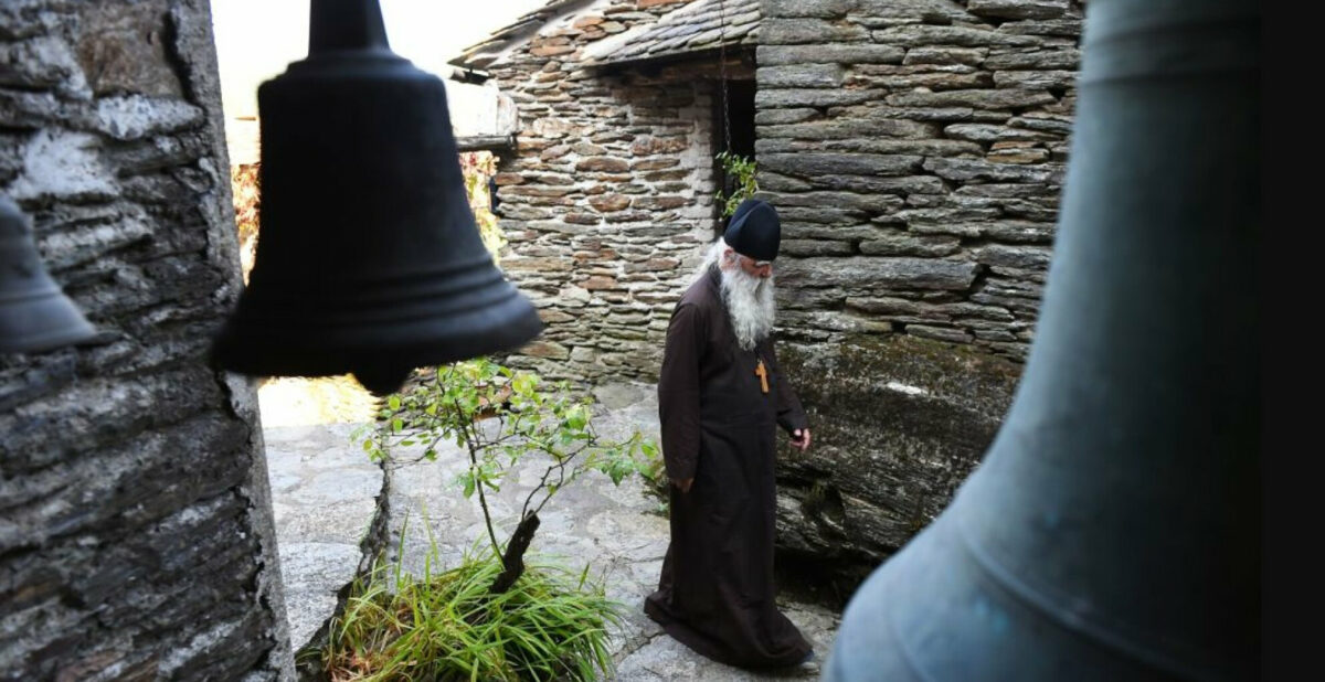 Viziunea unui calugar de la Muntele Athos privind alegerile prezidentiale din Romania: „L-am vazut alb, inert, iar in spatele lui era o fiara mare”