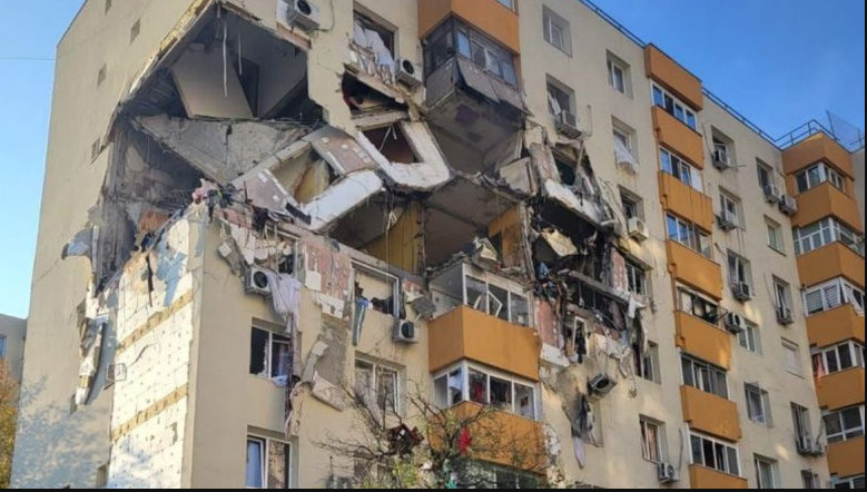 Explozie puternica, la un bloc de locuinte, in Bucuresti. Doua etaje, spulberate. Doi morti si mai multi raniti