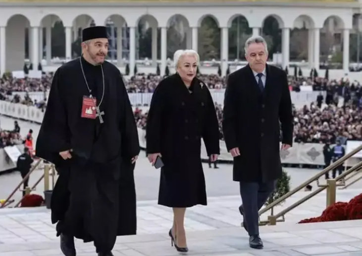 Viorica Dancila, aparitie speciala la ceremonia de sfintire a Catedralei Nationale. Ce a facut fosta sefa a Guvernului in multimea de invitati
