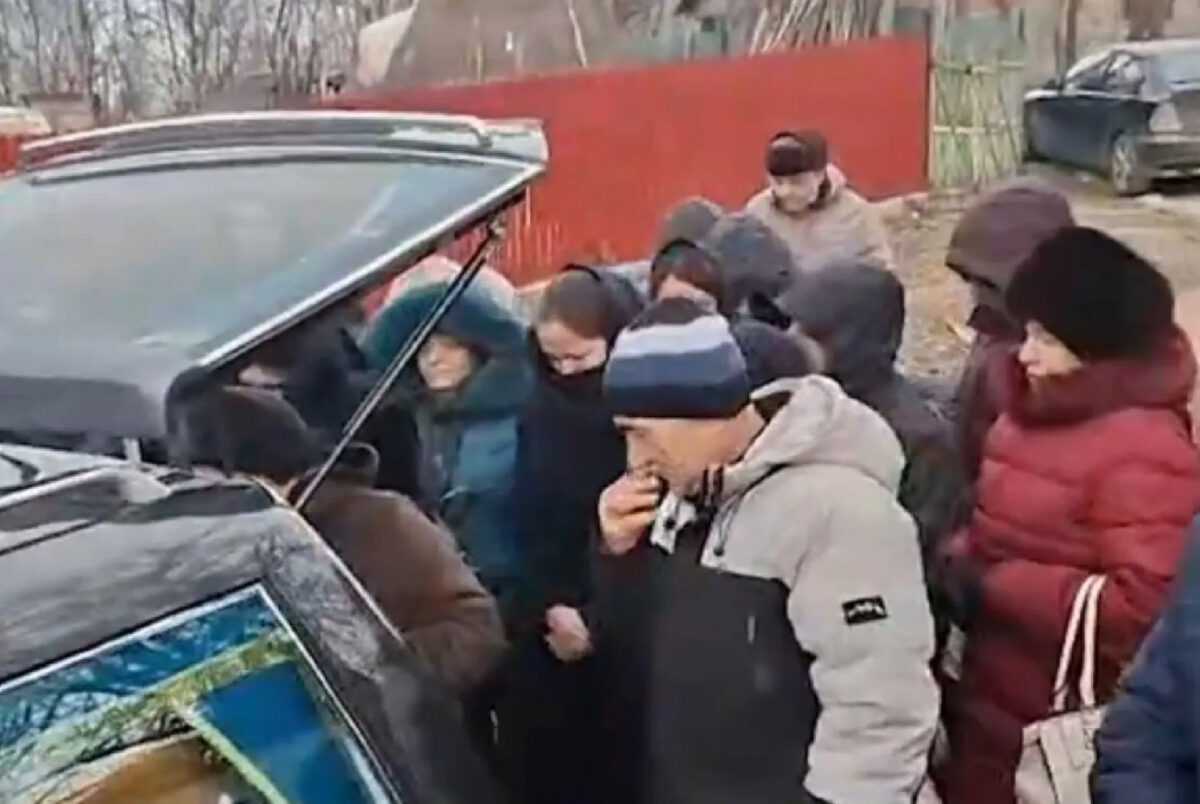 Mirabela Gradinaru, cu lacrimi in ochi la inmormantarea bunicii sale, la Vaslui. Nicusor Dan nu a fost la funeralii