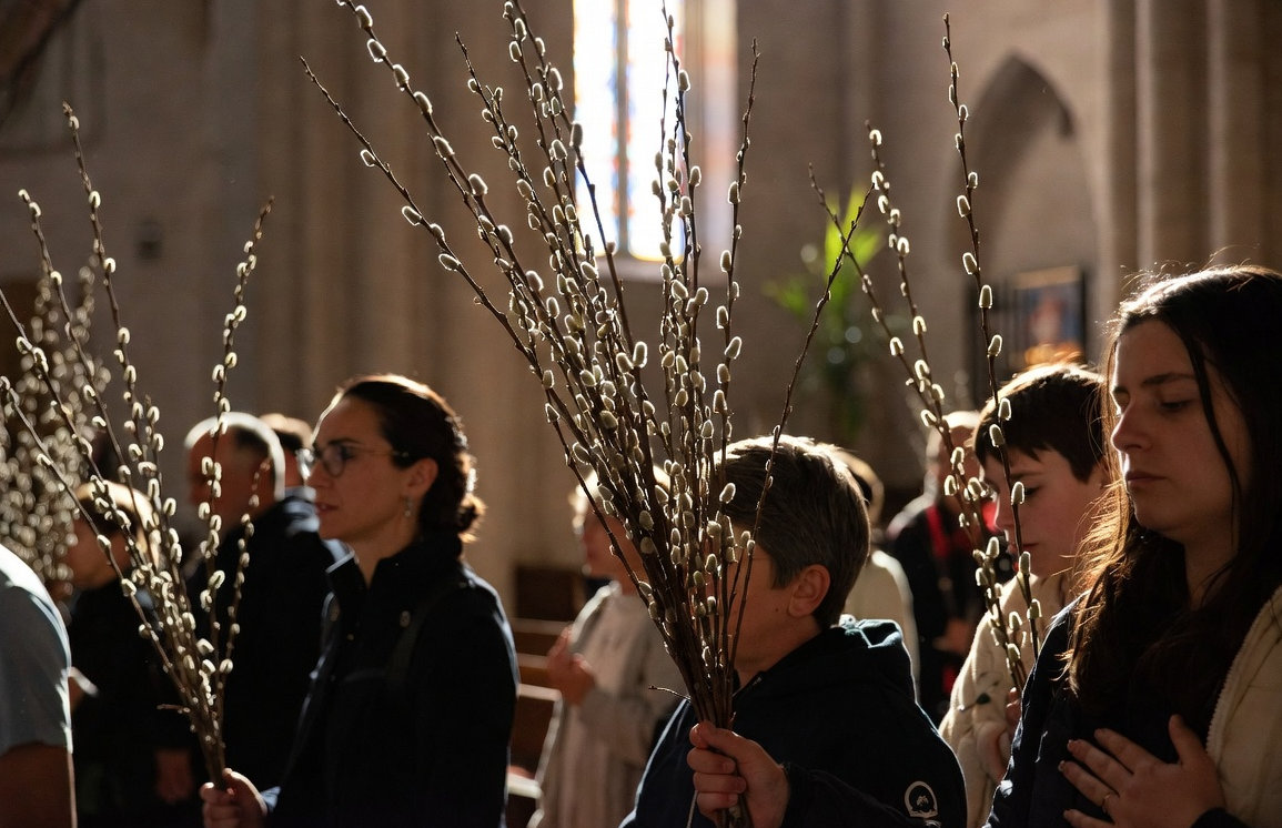 Ajunul Floriilor 2026 pentru crestinii catolici. Traditia veche care aduce spor si binecuvantare in casa