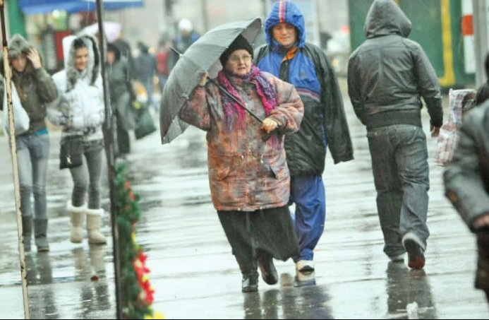 Vremea se strica incepand de marti. ANM anunta ploi, lapovita si ninsori