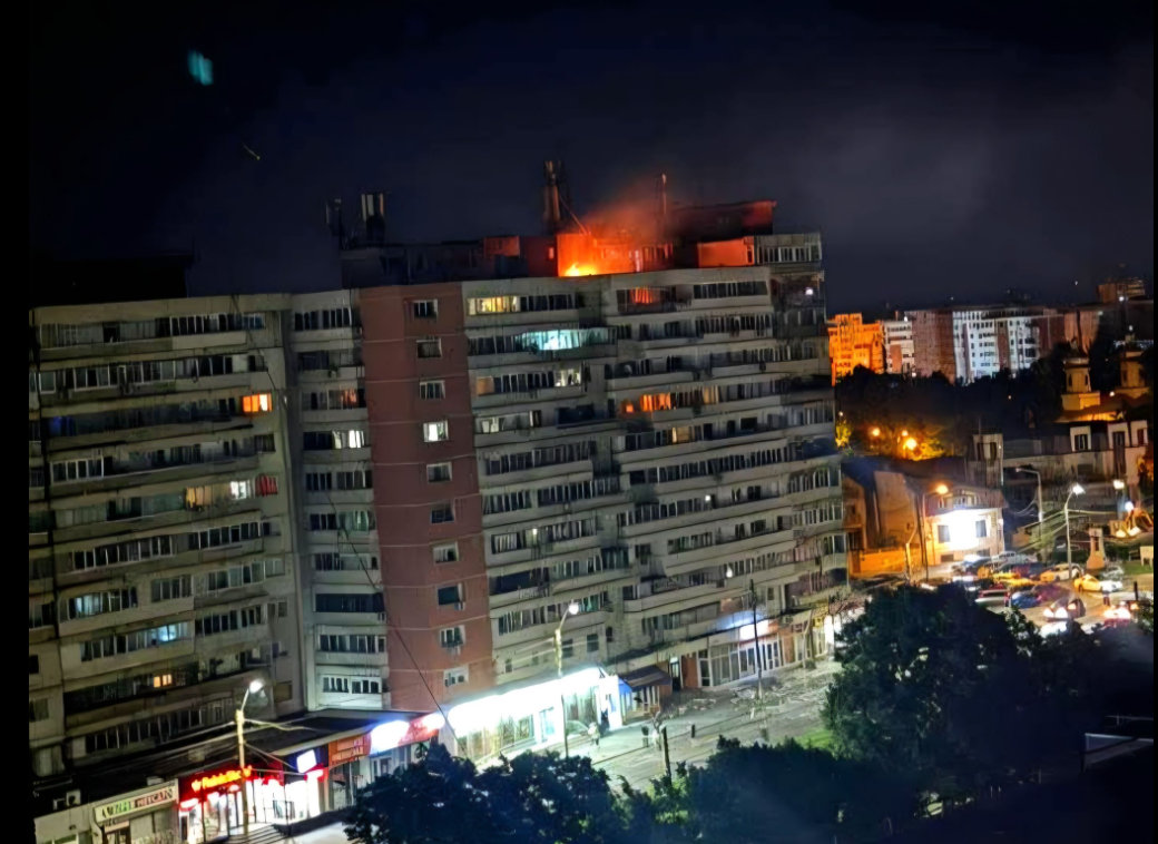 Momente de groaza la Galati: o drona a lovit un bloc de locuinte si a explodat. Doua persoane au fost ranite, zeci de locatari au fost evacuati in toiul noptii