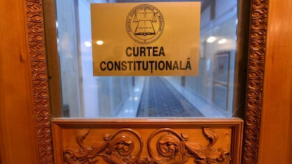 Iese fum negru de la...