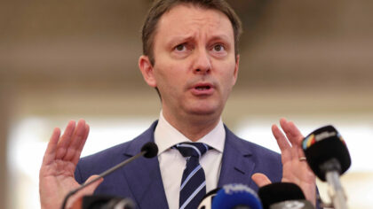 Iese fum negru din Parlament....